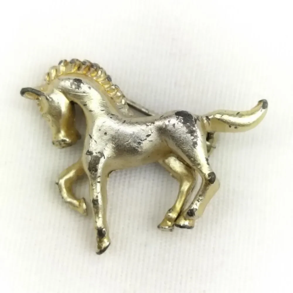 None brooch gold